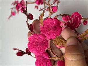 Symærke / strygemærke - smukt broderet gren